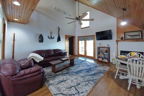 Smart TV, books - Kansas Lake House With Private Boat Dock (Anthony)