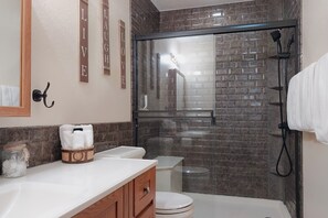 Shower, hair dryer, towels, soap - Kansas Lake House With Private Boat Dock (Anthony)