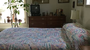 5 bedrooms, iron/ironing board, WiFi, bed sheets