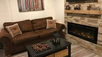 Smart TV, chimenea y libros