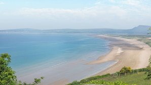 A coastal landscape with a beach, clear sky, and distant hills. - 3 bedroom accommodation in Llandanwg (Llandanwg)