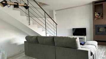 Een smart-tv en een open haard