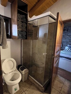 Een douche, een haardroger, handdoeken, toiletpapier