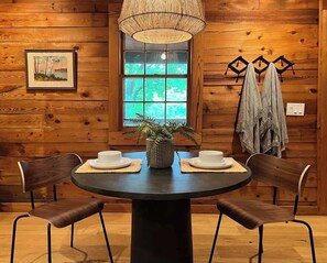 Dining - Hillside Cabin, Stylish Retreat, 8 min to ES (Eureka Springs)