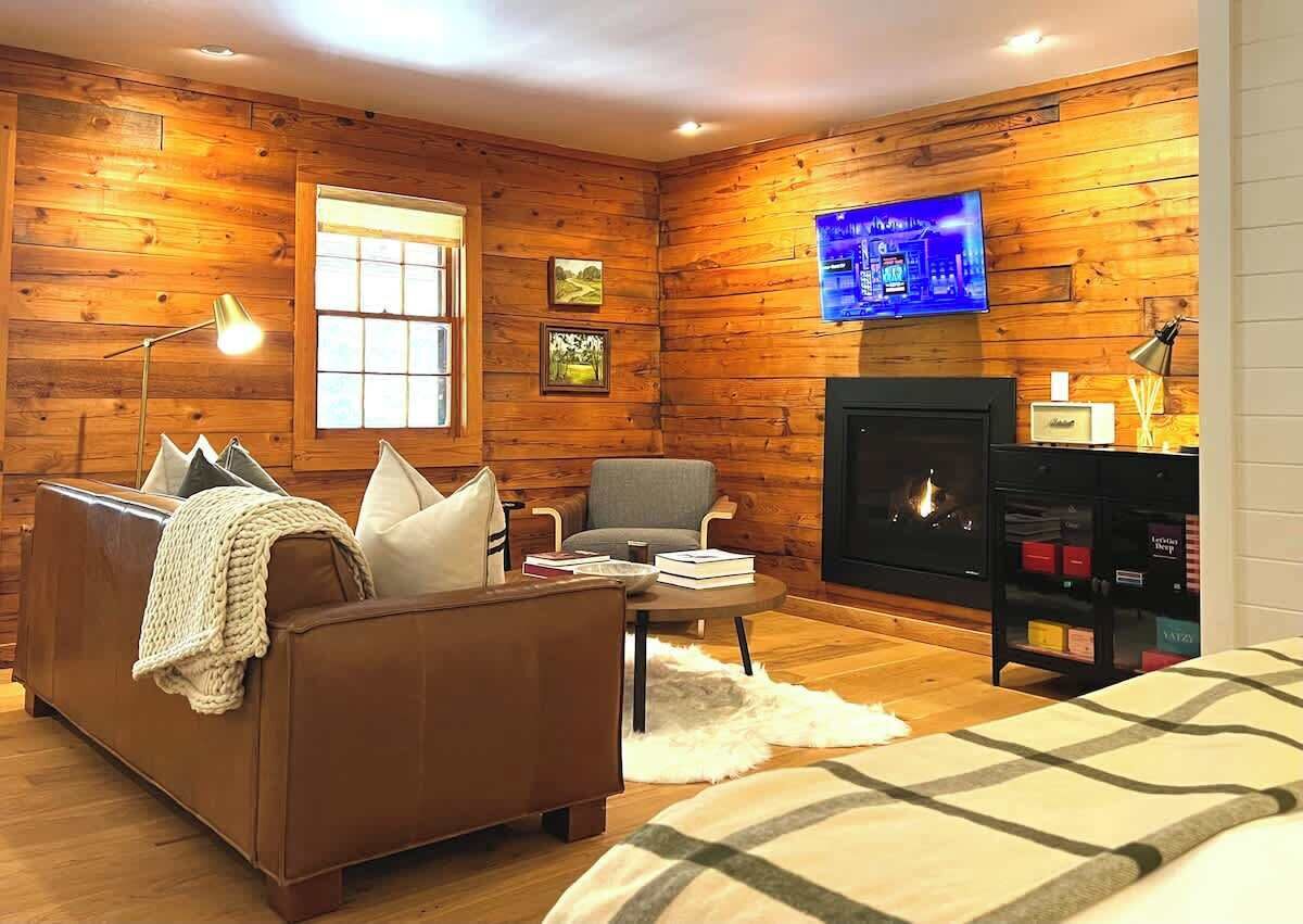 智能电视、壁炉、书、立体声音响