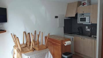 Frigorífico, microondas, placa de cocina y cafetera o tetera