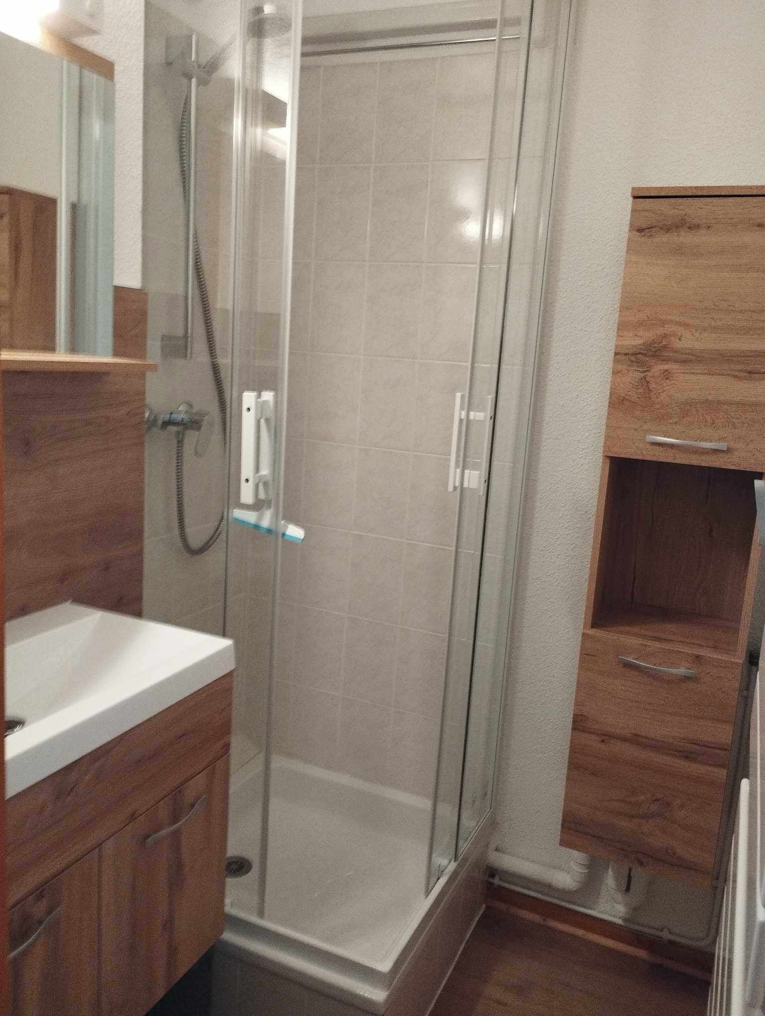 Sèche-cheveux, papier toilette