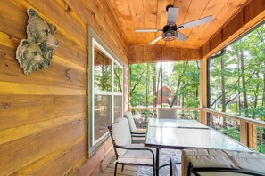 Outdoor dining - Peaceful Blue Ridge Cabin, Forest View & Fireplace (Blue Ridge)