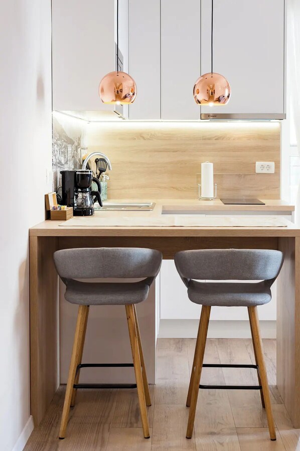 Kylskåp, mikrovågsugn, spishäll och diskmaskin