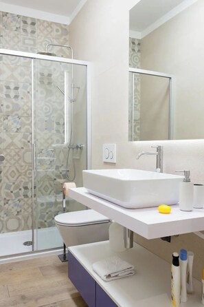 Dusche, Haartrockner, Handtücher, Seife