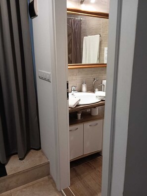 Dusj, hårføner, håndklær og såpe