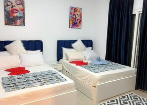 2 habitaciones, tabla de planchar con plancha y ropa de cama 