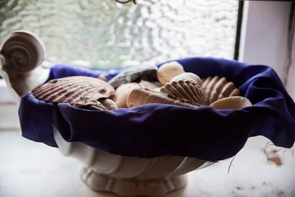 Food and drink - 1 bed flat in this lovely light leafy semi - min 80 days over summer (Bramley)