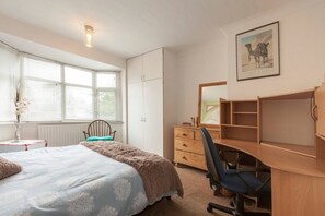 1 slaapkamer, een strijkplank/strijkijzer, beddengoed