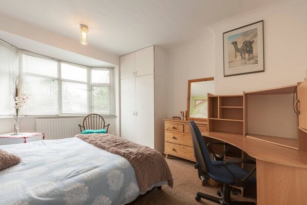 1 habitación, tabla de planchar con plancha y ropa de cama 