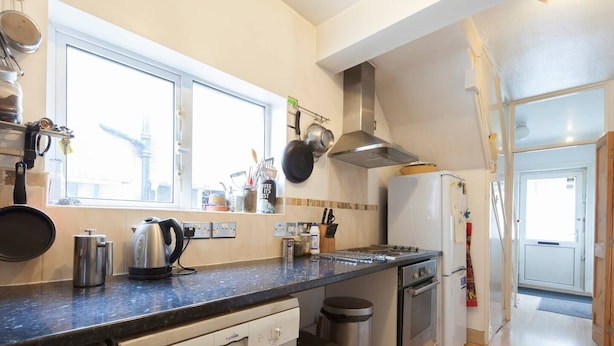 Una cocina moderna con lavavajillas, estufa y refrigerador.