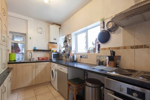 1 bed flat in this lovely light leafy semi - min 80 days over summer