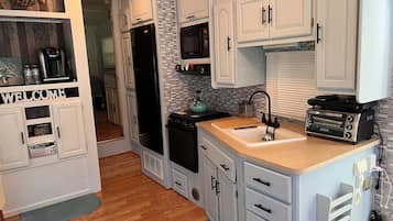 Fridge, microwave, oven, coffee/tea maker