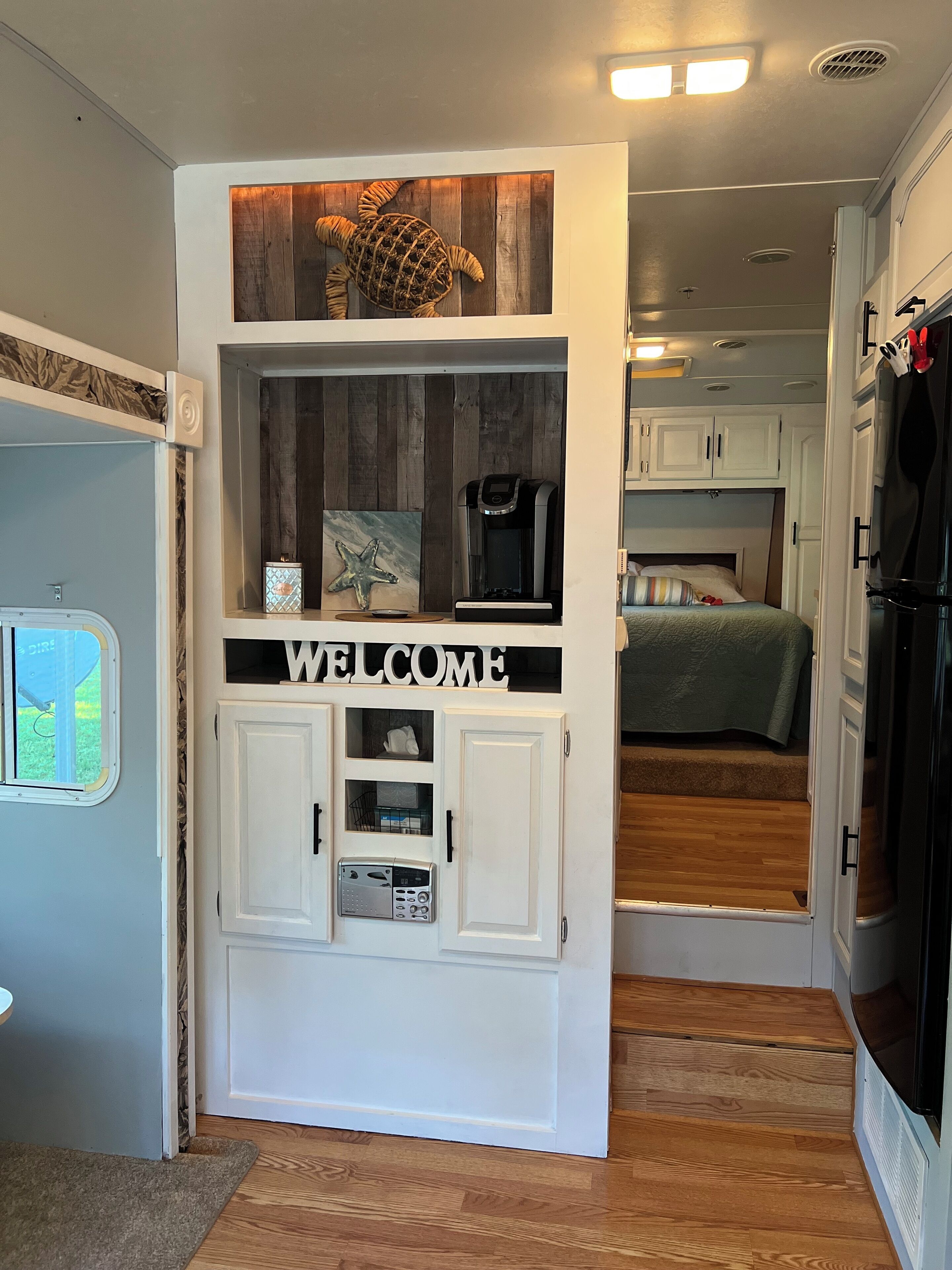 1 habitación, tabla de planchar con plancha y cuna de viaje 