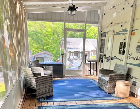 Interior. Glamping with a partial lake view, 30 minutes to Clemson University