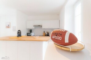 Réfrigérateur, four à micro-ondes, un four, surface de cuisson