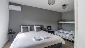 1 dormitorio, tabla de planchar con plancha, wifi y ropa de cama