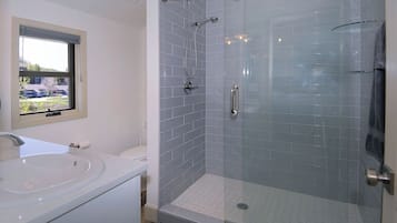 Douche, sĂšche-cheveux, serviettes fournies