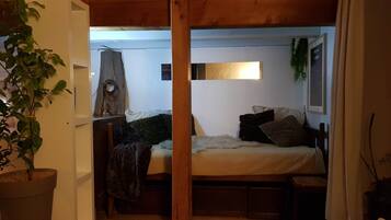 1 slaapkamer, een strijkplank/strijkijzer, gratis wifi, beddengoed