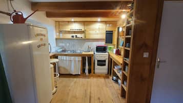 Een koelkast, een magnetron, een oven, een vaatwasser