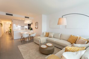 TV - Luxury Seaview Resort Apartment (Manilva)