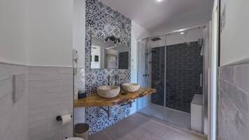 Deluxe Double Room, Balcony, Garden View | Bathroom | Shower, hair dryer, slippers, towels