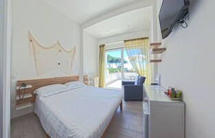 Quarto superior, sacada, vista para o mar
