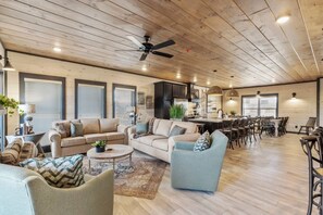 Smart TV, fireplace, table football, books - Fall Sale!*Family Fun!*New private waterpark*1mi to pkwy! (Sevierville)