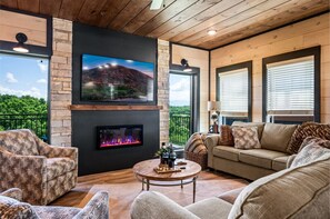 Smart TV, fireplace, table football, books - Fall Sale!*Family Fun!*New private waterpark*1mi to pkwy! (Sevierville)