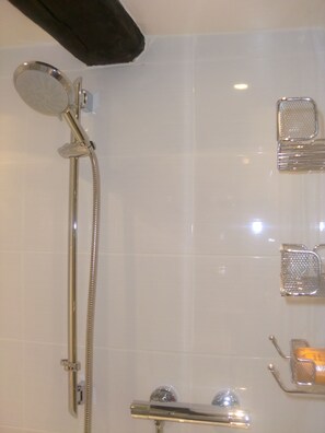 Douche, sèche-cheveux, serviettes fournies, savon