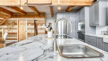 KĂŒhlschrank, Mikrowelle, Ofen, Herdplatte