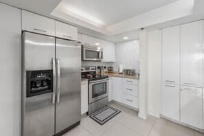 Fridge, microwave, oven, stovetop - Amazing Beachcomber`s Paradise (South Padre Island)