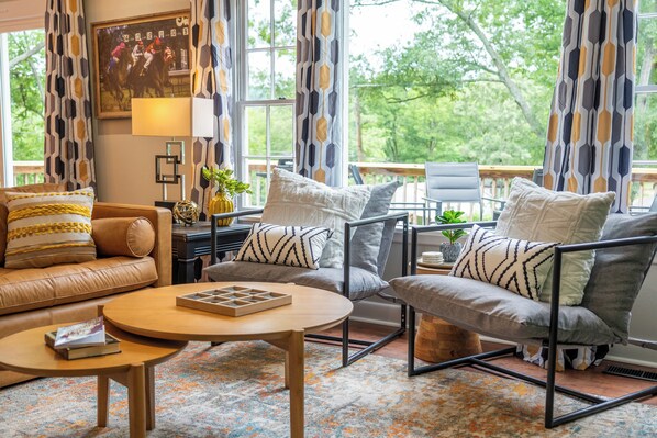 Televisor intel·ligent, llar de foc i llibres 