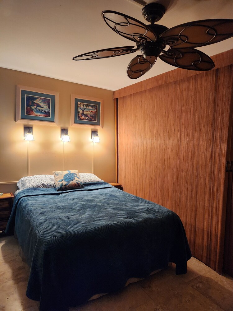 Amazing Oceanfront Condo. Incredible views. located on Magic sands