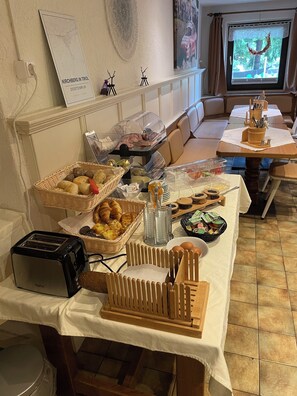 Tägliches Frühstücksbuffet gegen Gebühr