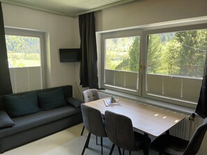 Leilighet – comfort, balkong, fjellutsikt | Individuelt innredet, skrivebord for bærbar PC og blendingsgardiner