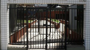 A gated entrance with a sign reading "Porto de Tracima" and the number "630". - Porto de Iracema Apartamentos (Fortaleza)