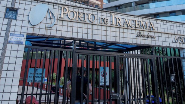 A hotel with a modern facade, multiple balconies, and a sign reading "Porto de Liraça". - Porto de Iracema Apartamentos (Fortaleza)