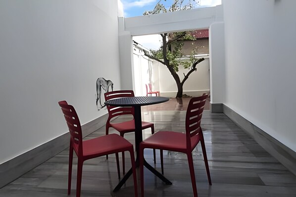 Outdoor dining - Living Vaisse (Santiago)
