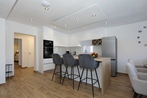 Frigorifero, microonde, forno, piano cottura