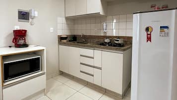 Suite | Private kitchen | Microwave, stovetop, cookware/dishes/utensils, freezer