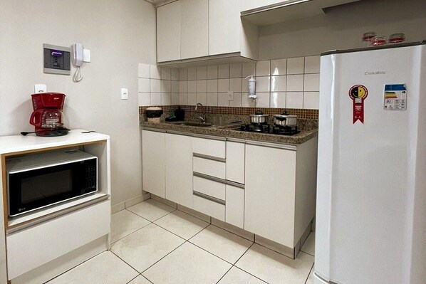 Suite | Cuisine privée | Four à micro-ondes, surface de cuisson, vaisselle et ustensiles