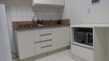 Microones, placa de cuina i utensilis de cuina, vaixella i coberteria