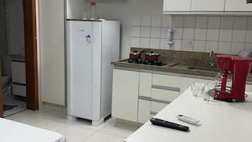 Microwave, peralatan masak/sendok-piring, dan lemari pembeku