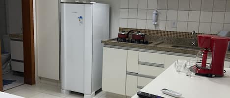 電子レンジ、調理器具と食器、冷凍庫